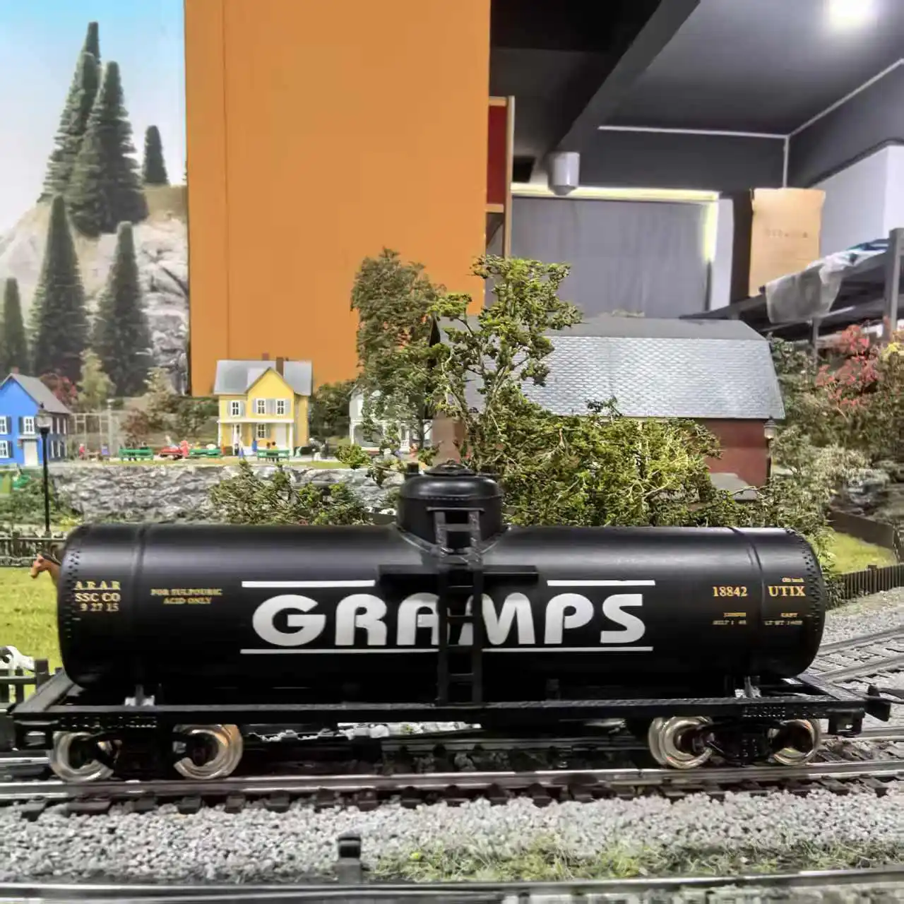 HO Scale 1:87 Silver or Black Train Tanker Model Toy Ideal Gift for Train Collectors And Railway Enthusiasts（with two hooks）