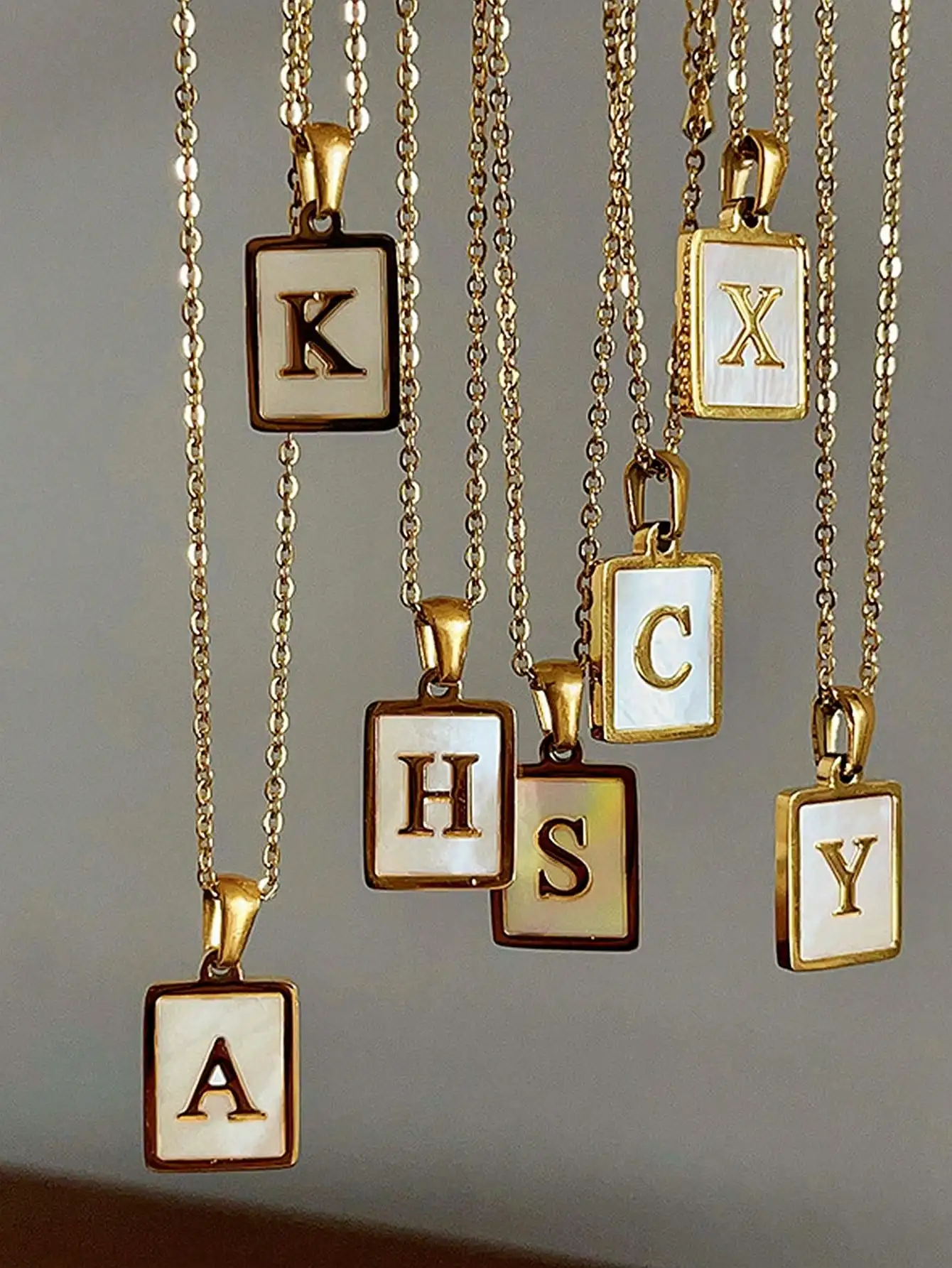 

Персонализированное колье с инициалами и подвеской из перламутра, цепочка из нержавеющей стали золотистого цвета для женщин