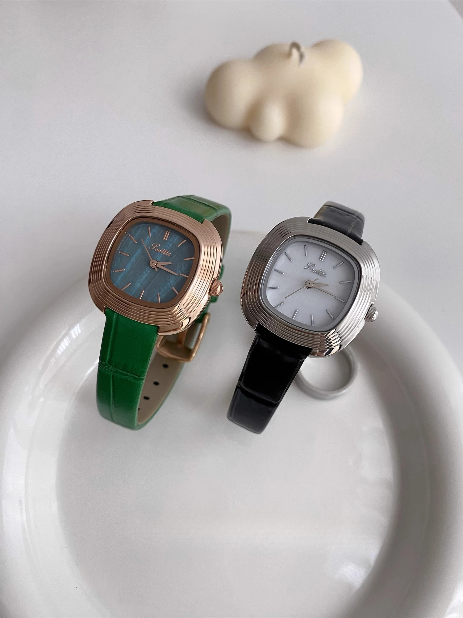 

New women's wristwatch, retro dial, elegant and sophisticated square retro fashion women's watch, a perfect gift for women.