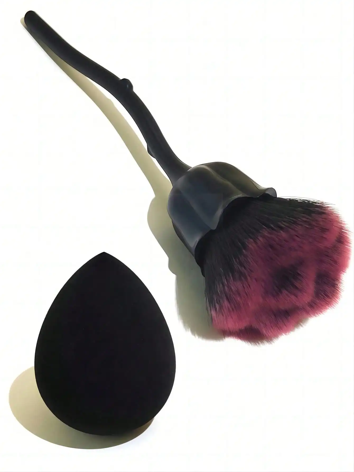 Zestaw pędzli do makijażu Black Rose Gradient z 1 Beauty Blender - puszysty pędzel do podkładu Rose Design i rozszerzalna gąbka do makijażu na mokro/sucho