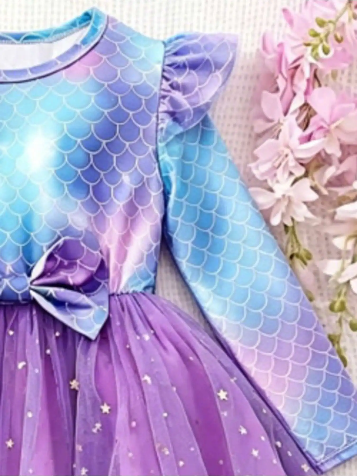 Kinderkleid mit geometrischem Muster, langen Ärmeln, lässigem Rundhalsausschnitt, tailliertem Schnitt, Schleife und knielangem Netzrock für den Herbst. – Detail 6