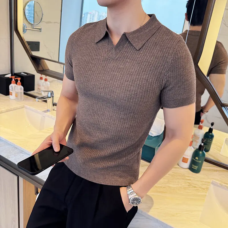 

Мужской приталенный свитер-поло с жаккардовым узором – бежевый, серый, коричневый, черный. Современный базовый слой для повседневной и деловой одежды.