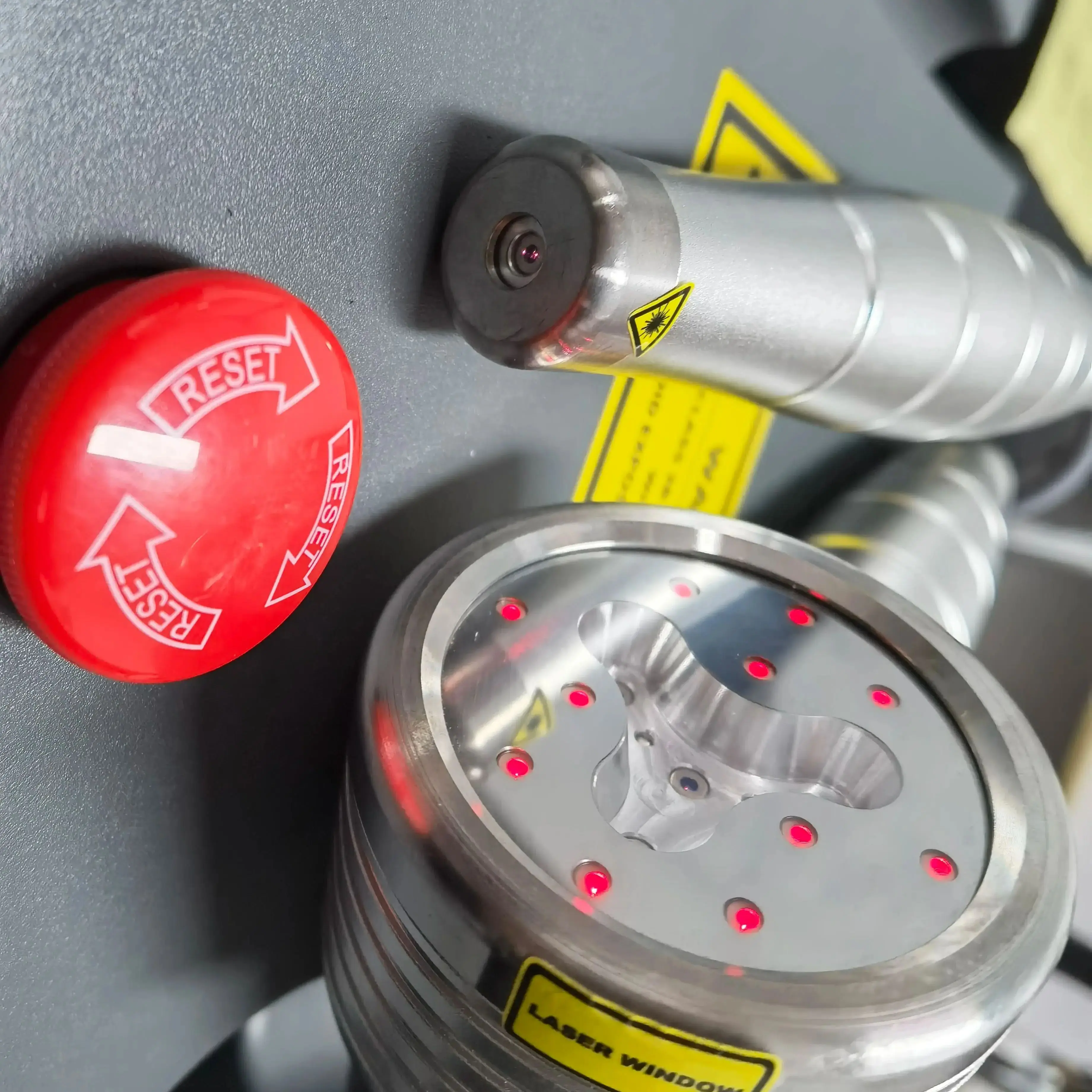 

Мощное устройство LLLT мощностью 1055 мВт с диодами 11x650 нм и 5x808 нм для эффективной облегчения боли