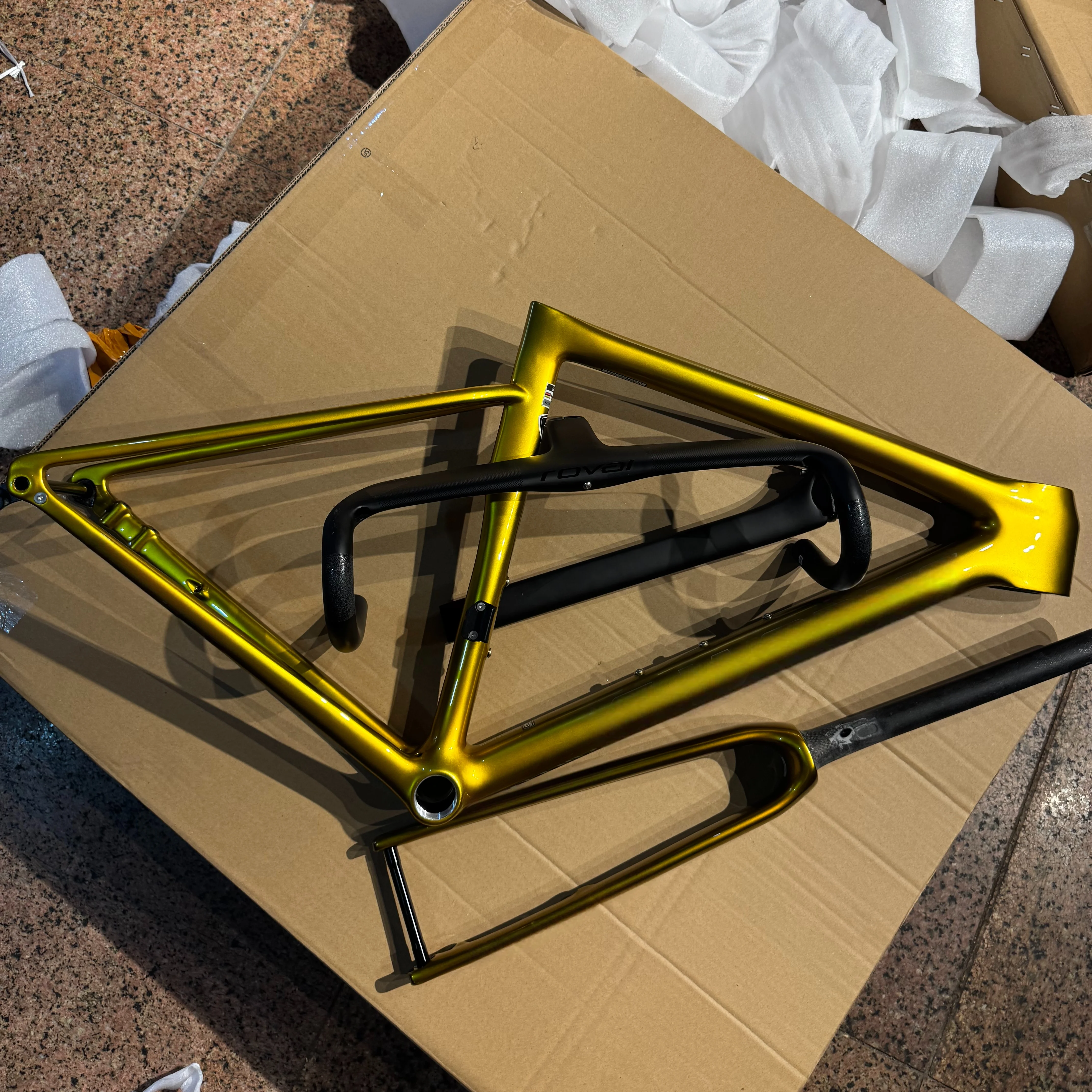 

Hidden Carbon Fiber Road Bike Sl8 Frame Thru-Axle 700C Disc Brake