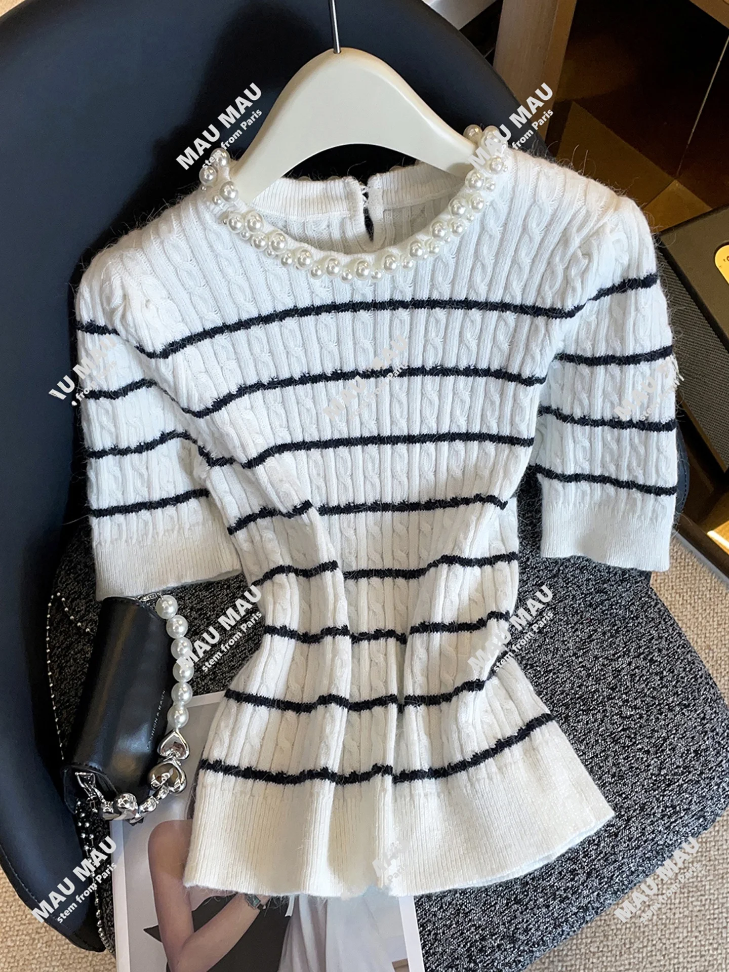 ソフトなストライプニットトップス レディース プレミアムファッション 秋 2025 通勤 スリム ラウンドネック レギュラーフィット ニット