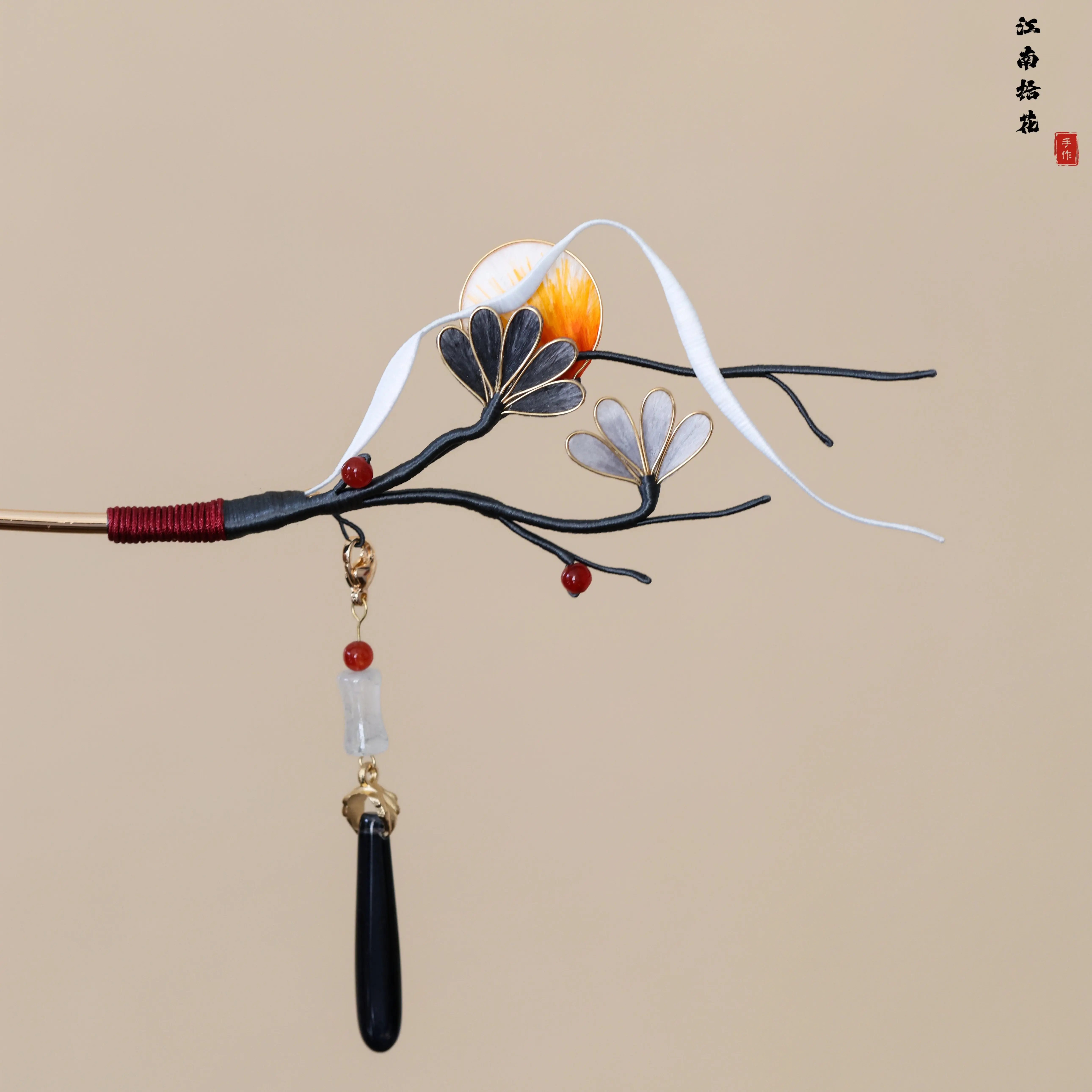 Epingle-a-cheveux-en-fleur-enveloppee-de-velours-pendentif-a-pompon-en-ebene-coiffe-vintage-artisanat-fait-main-patrimoine-immateriel-lune-parmi-les-pins