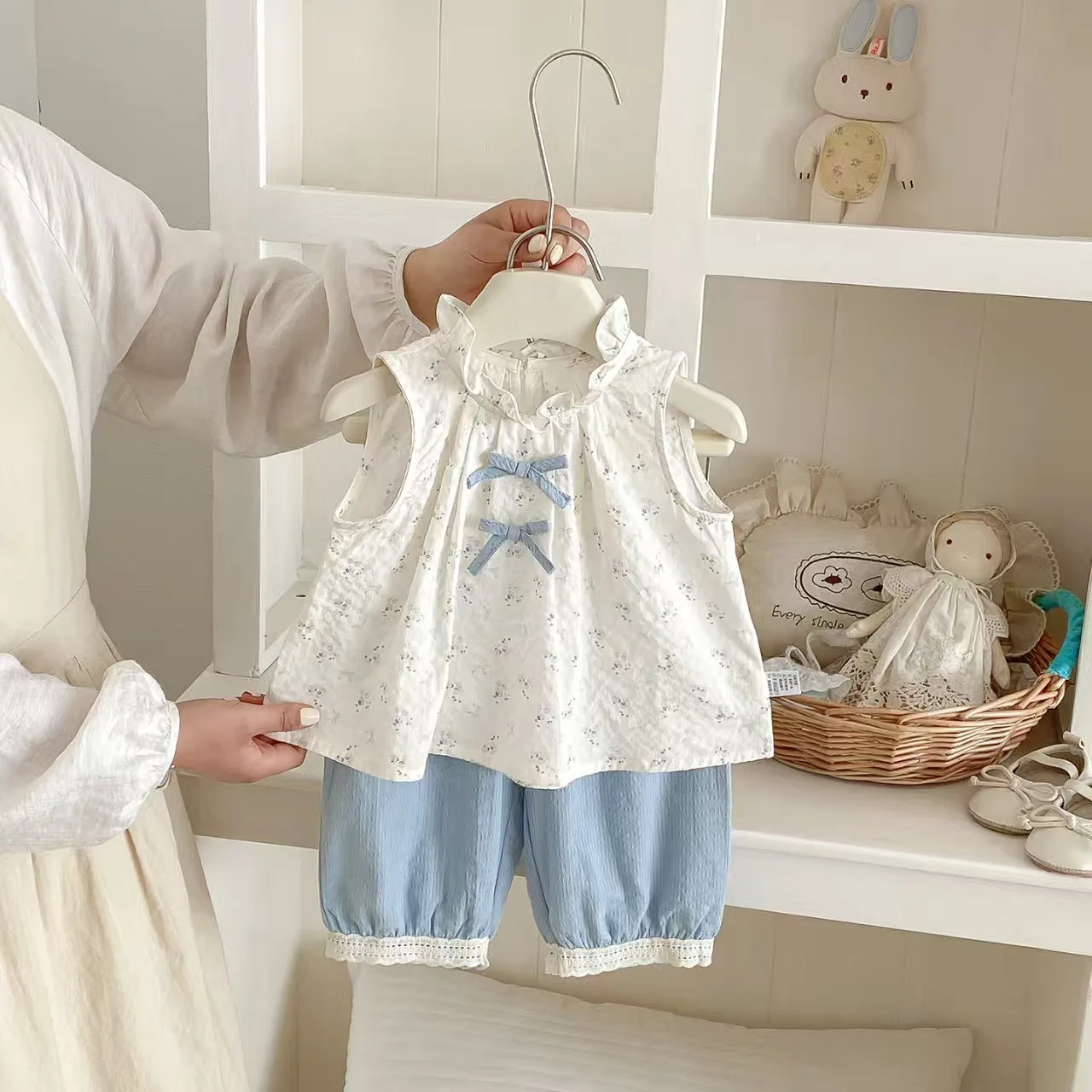 Koreanischer Stil Blumenmuster Baby-Mädchen-Set für den Sommer, Neuer Stil, mit Schleifenweste und Hose, Zweiteiliges Set