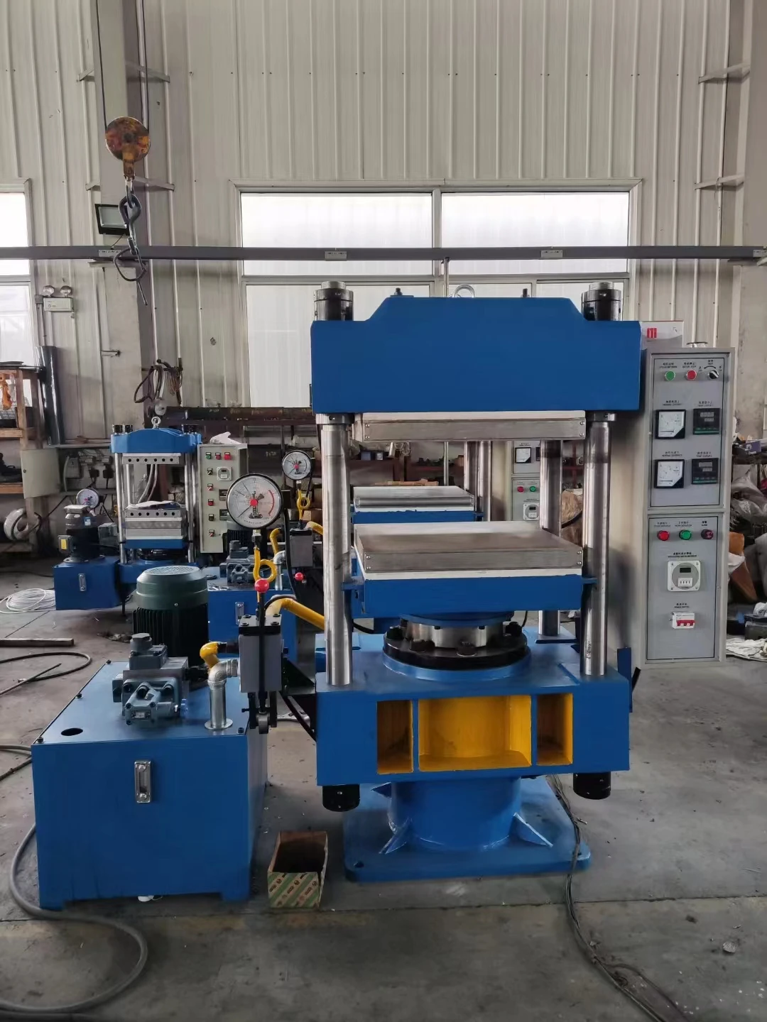 Sole rubber vulcanizing machine