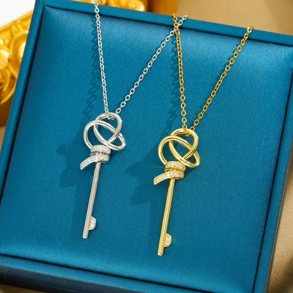 Deze semi-diamant titanium stalen damesketting met een knoop, met een sleutel met gedraaide lijnen,