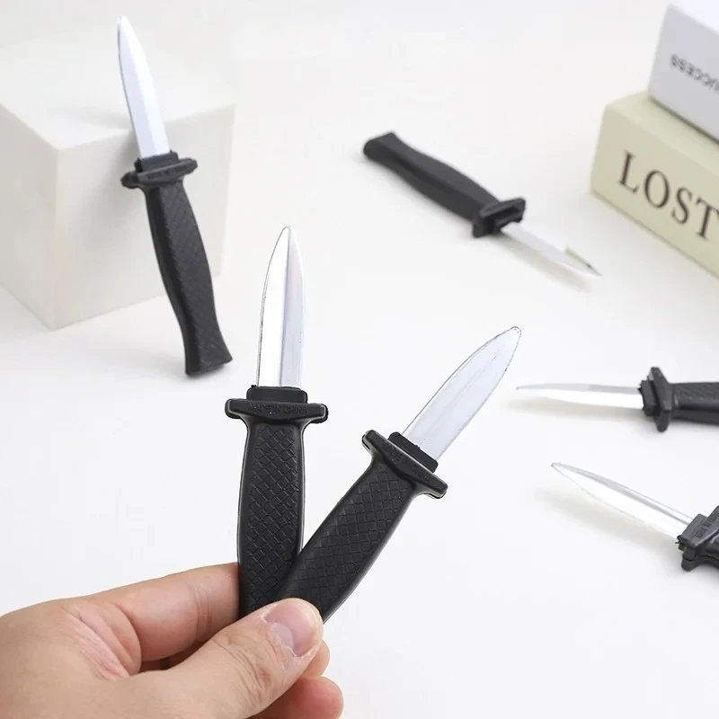 سكين مزيف قابل للسحب - لعبة مزحة سحرية بلاستيكية للبالغين للنكات والخدع المخيفة ودعائم الهالوين (لعبة واقعية)