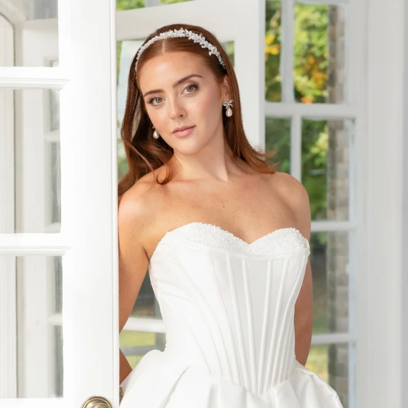 

Shiny satin Simple ivory white V-neck Spaghetti feature Wedding Dresses of A-line decal Bridal Gowns Made Customized
