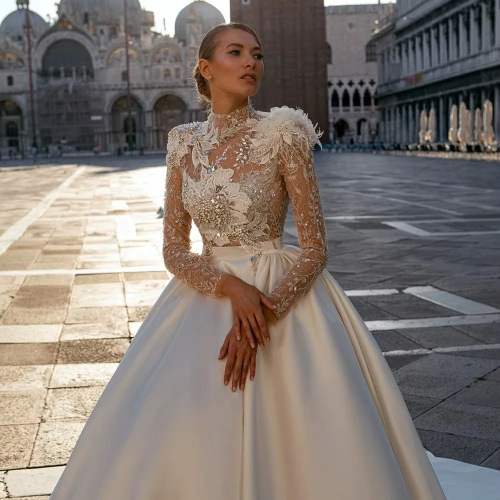 ชุดแต่งงานคอสูงแบบเรียบหรูสำหรับเจ้าสาว ประดับเลื่อมและลูกปัดวิบวับ ดีไซน์ทรงเอไลน์ พร้อมงานปักประณีต ชุดเจ้าสาวยาว