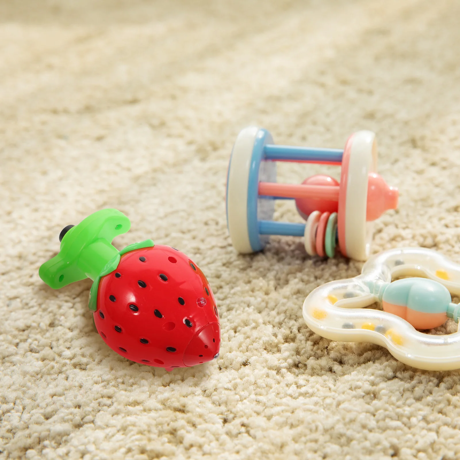 

2Pcs Glowing Rotating Strawberry Toys Plastic Kids Gyro Tops Flashing Luminous Manual Pressure Fun Gifts Stress Relief