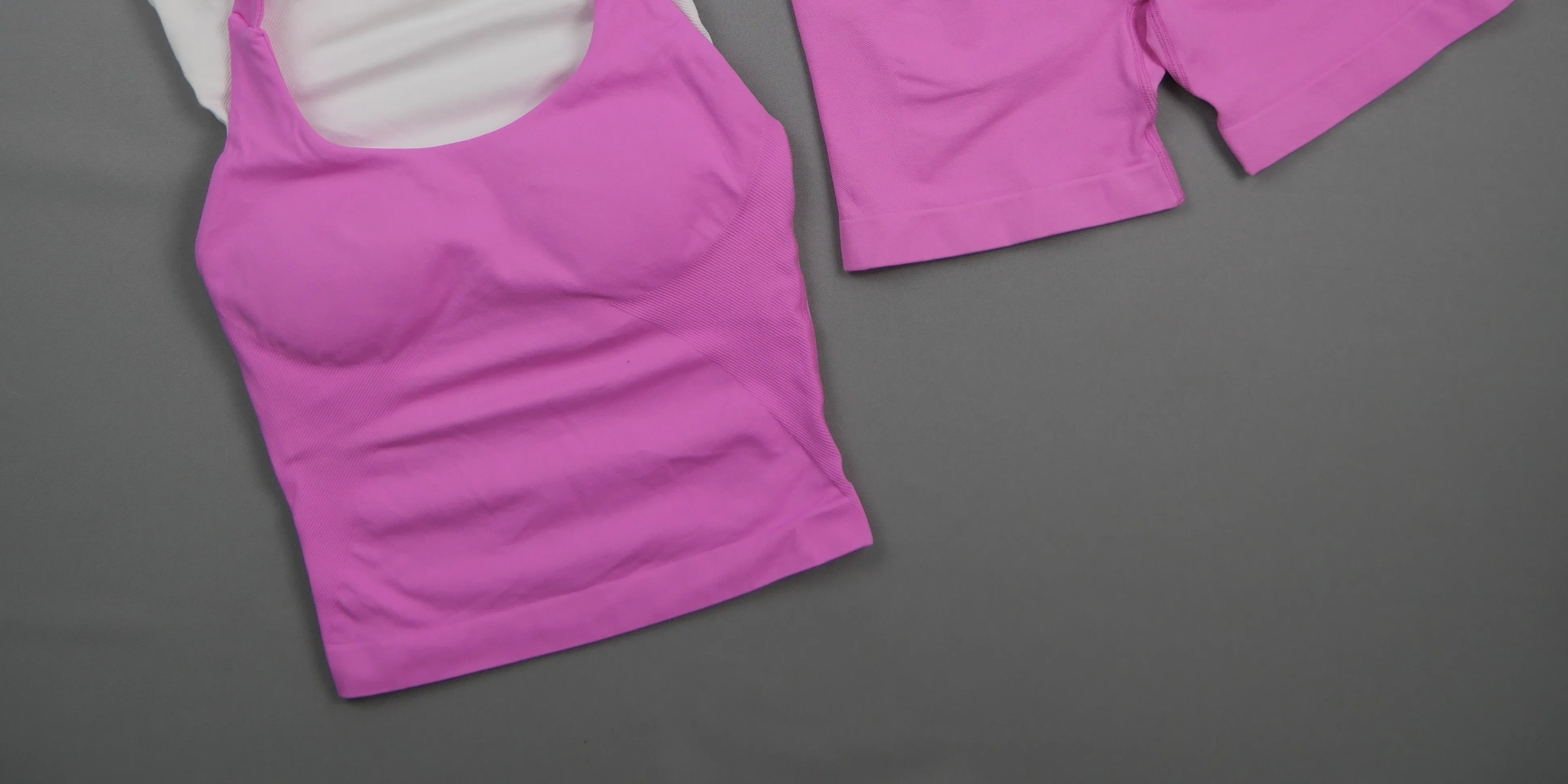 Nahtloses 2-Teiliges Yoga-Set für Damen, Langes Tanktop mit Breiten Trägern, Bauchkontrolle, Hochtaillierte Shorts, Schnelltrocknend, Hochelastisch, für Fitness – Detail 11