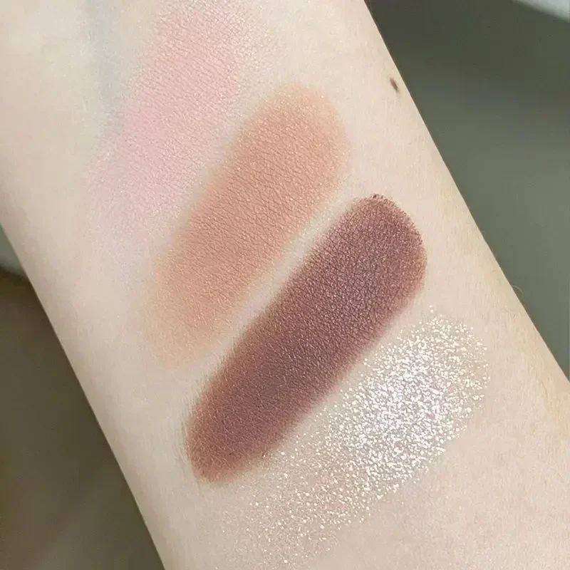 Palette di ombretti in polvere a quattro colori Glitter scintillanti Palpebra naturale Baco da seta Contorno Ombra Tono naturale Fango eyeliner marrone