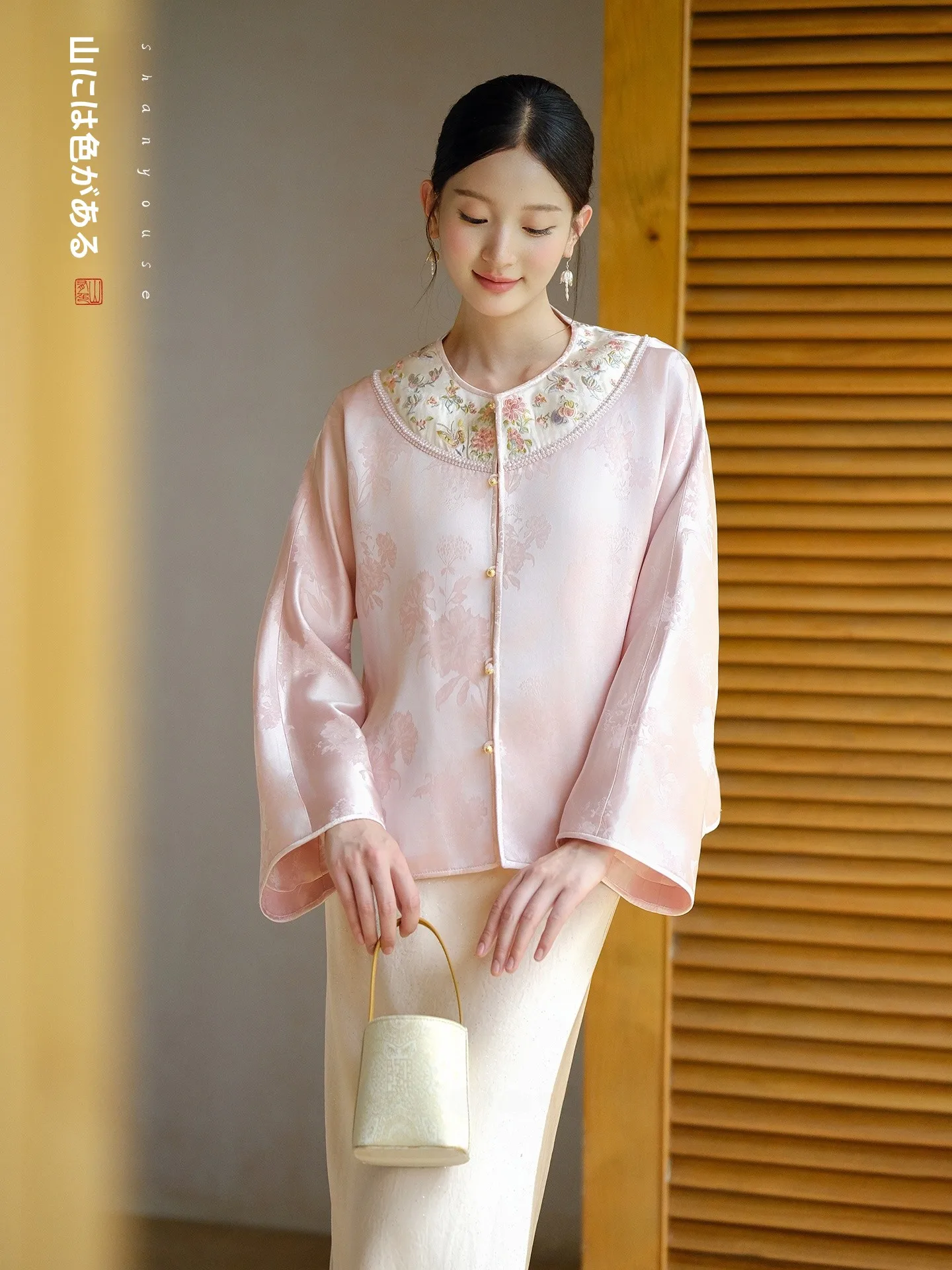 

Женская верхняя одежда в китайском стиле: ацетатная куртка с вышивкой цветочным узором, плотной строчкой и элементами национального стиля