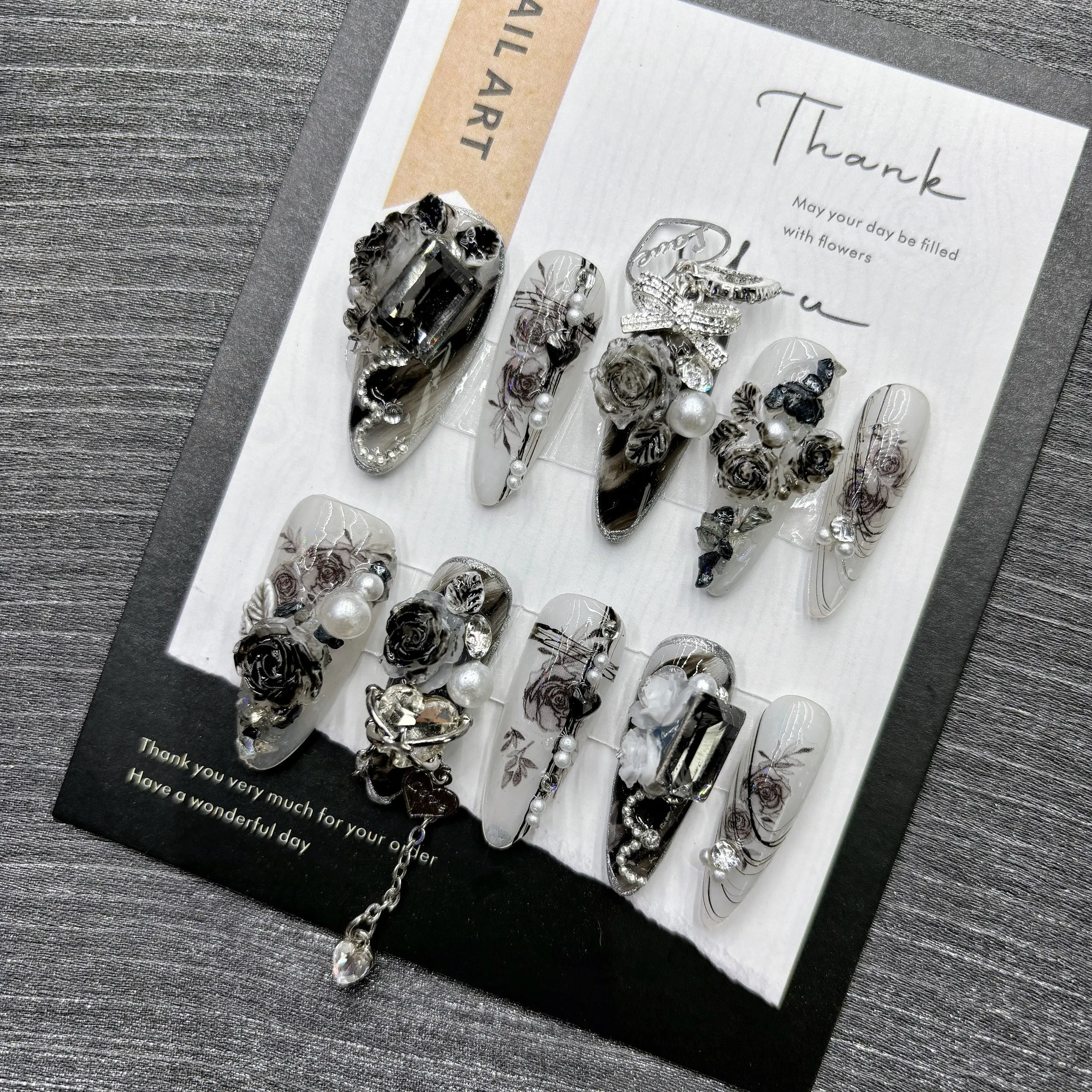 ゴシックブラックローズプレスオンネイルミディアムコフィン3D - Nail Art Gothic のレビューと価格