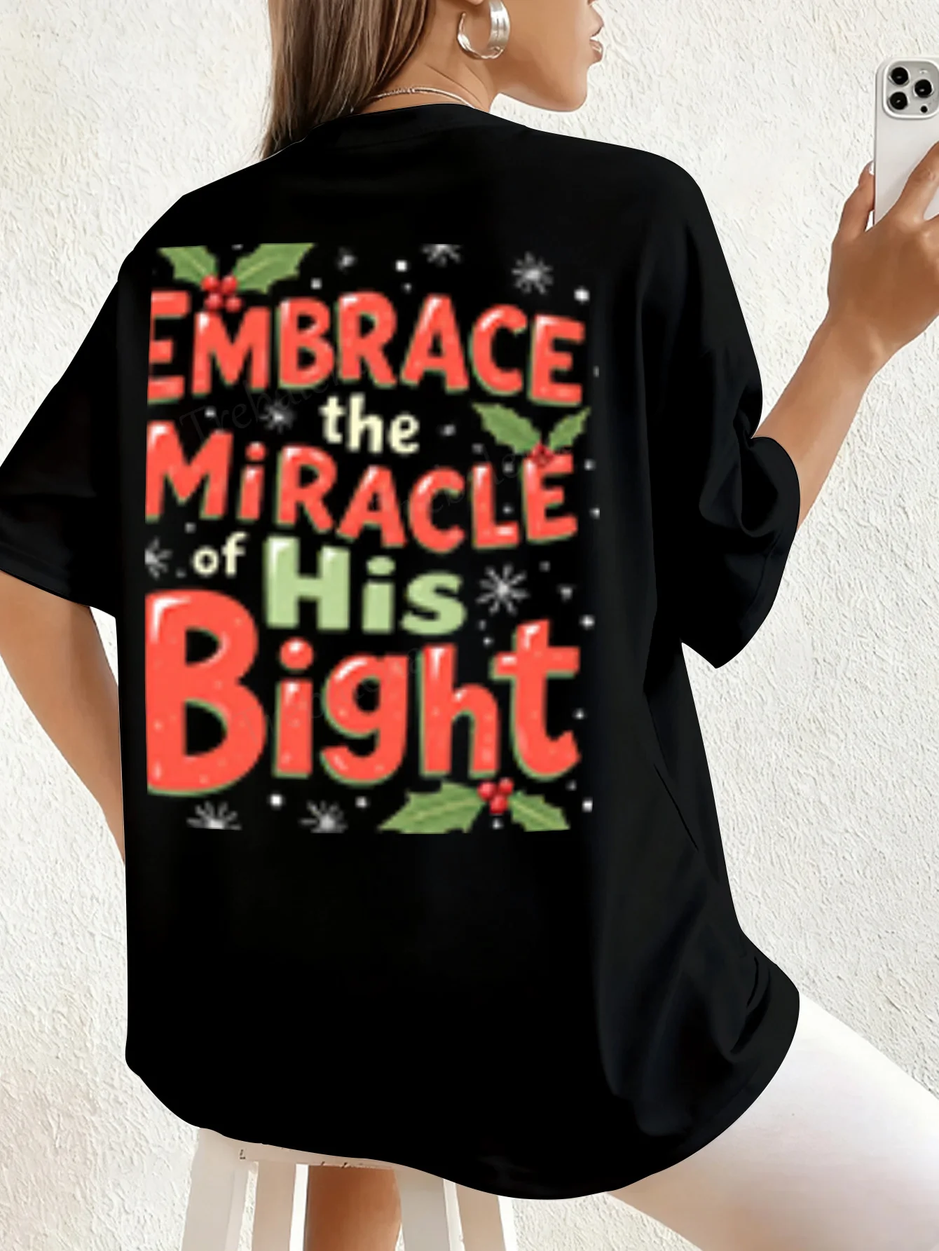 女性用 T シャツ 彼の光の奇跡を抱きしめる クリスマス T シャツ