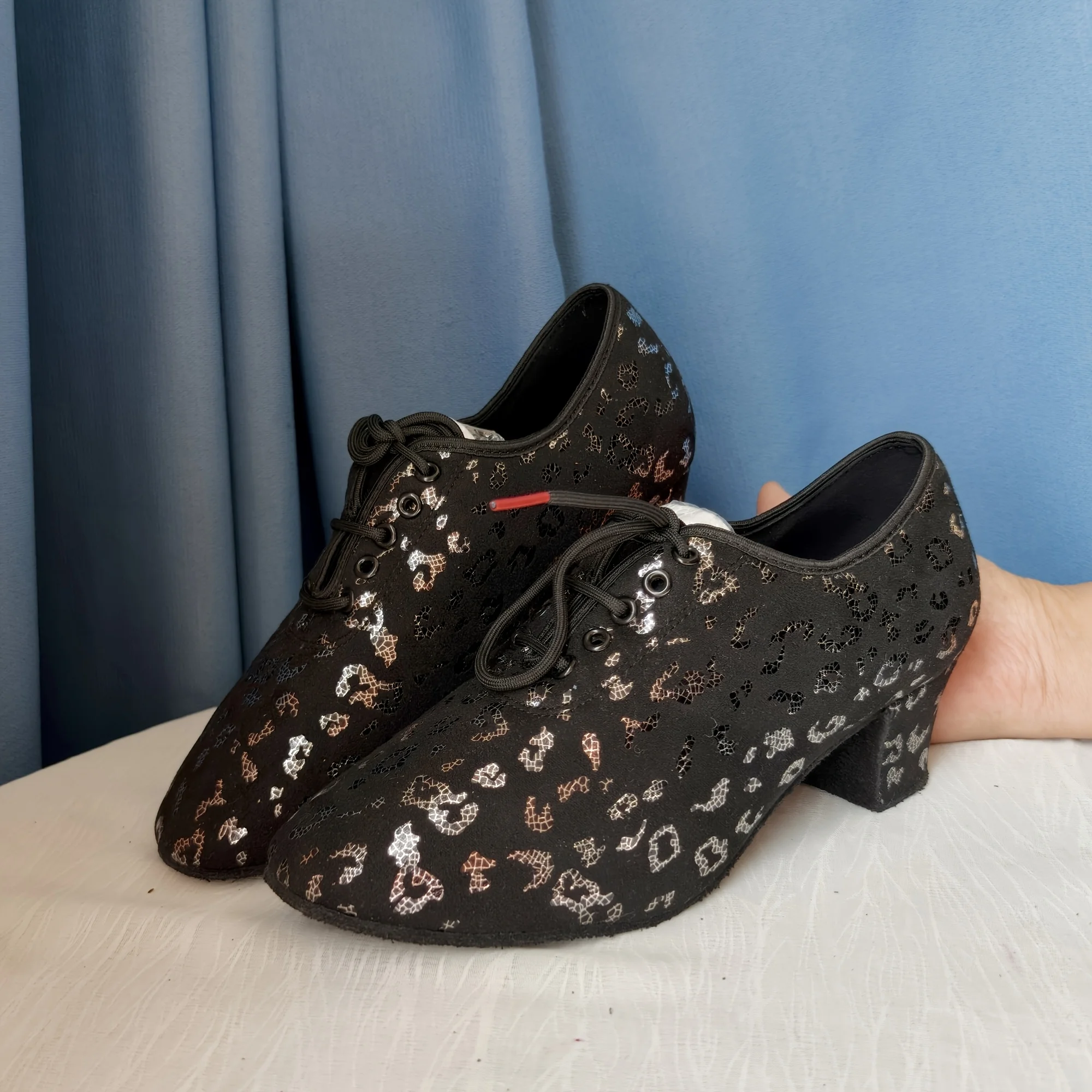 

Новая женская обувь для латинских танцев, женская профессиональная обувь для бальных танцев, женская обувь на каблуке, современная танцевальная обувь, женская тренировочная обувь с закрытым носком