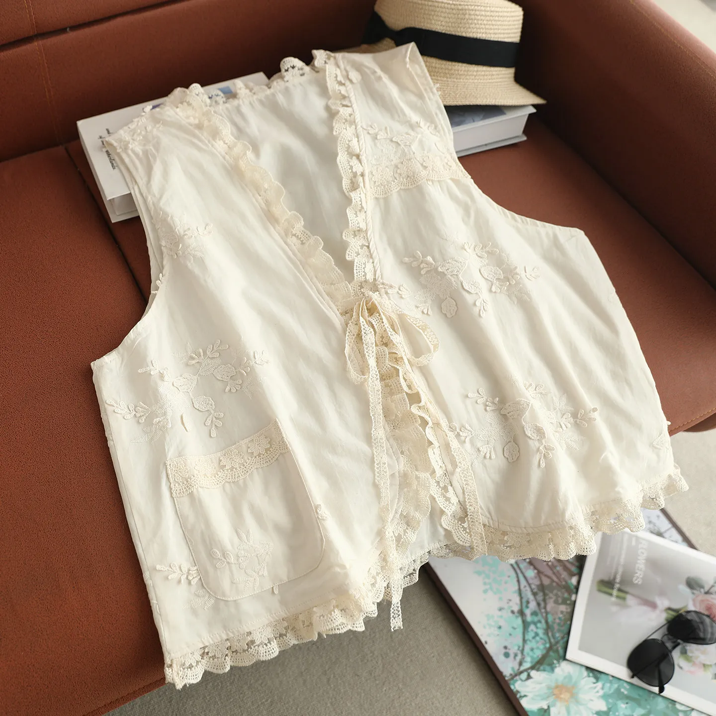 

Японский милый хлопковый жилет в стиле Mori Girl с кружевной вышивкой, женская весенняя новинка, повседневный свободный жилет без рукавов с V-образным вырезом