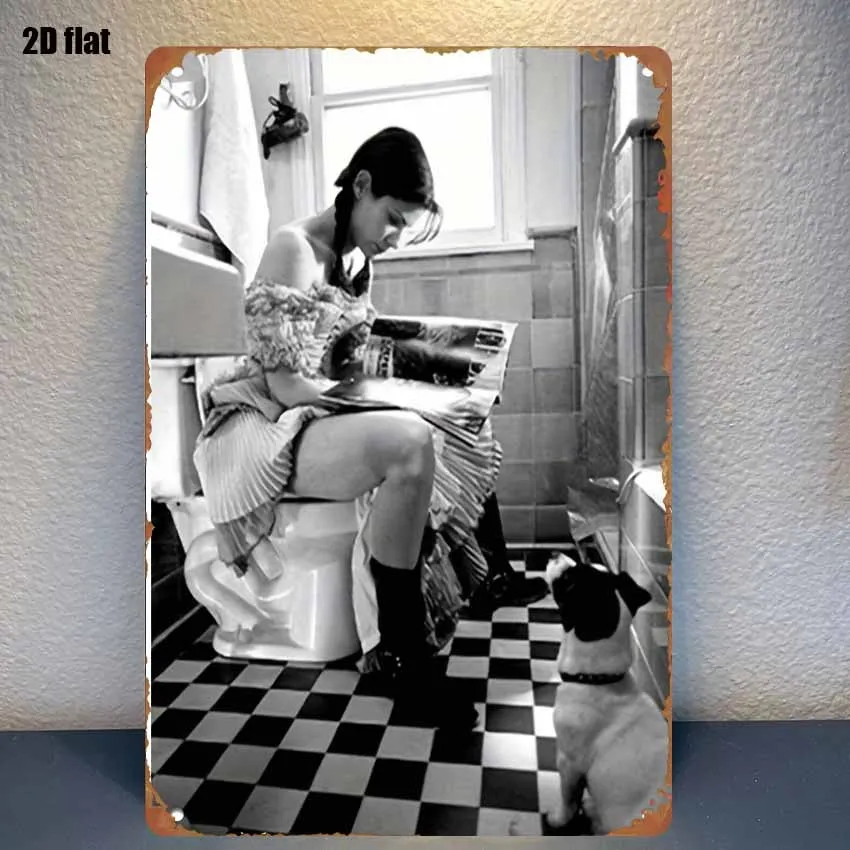 Panneau métallique amusant pour salle de bain – Femme lisant un magazine sur les toilettes avec un chien – Sol noir/blanc – Pour bar, garage, jardin