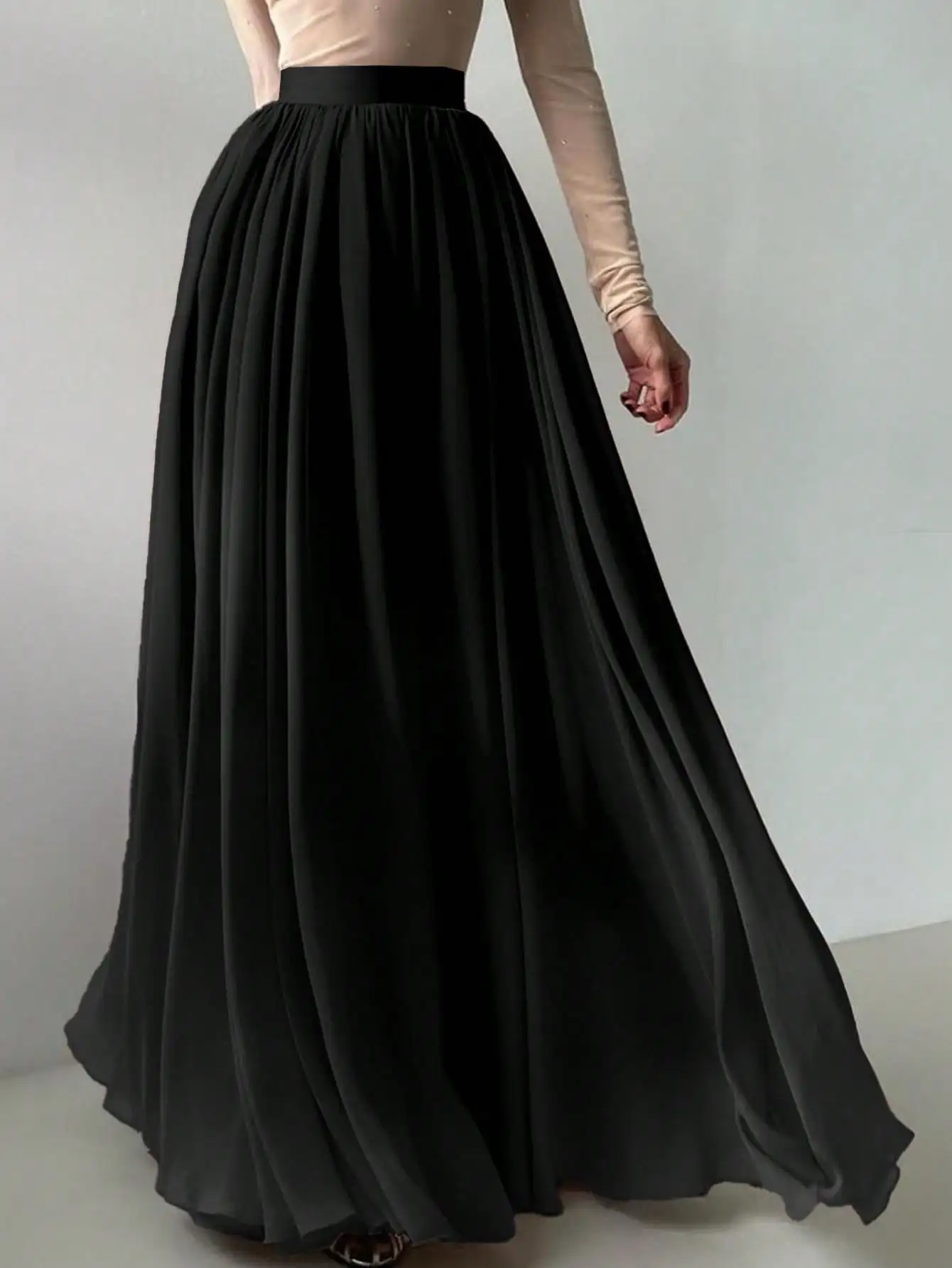 Abito lungo fluido estivo plissettato in chiffon a rete nera elegante da donna, adatto per festival musicali, abbigliamento quotidiano per ragazze giovani