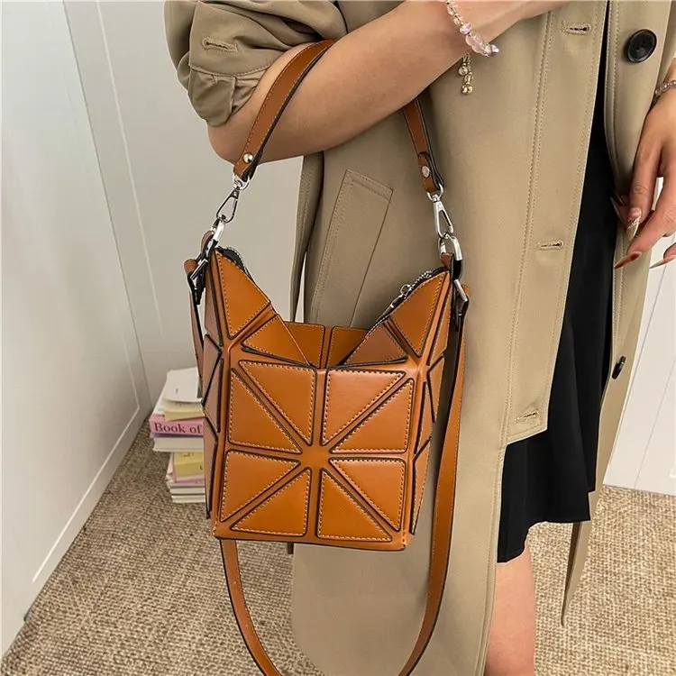 

Женская стеганая мини-сумка-коробка с треугольной нашивкой - универсальная нишевая сумка через плечо