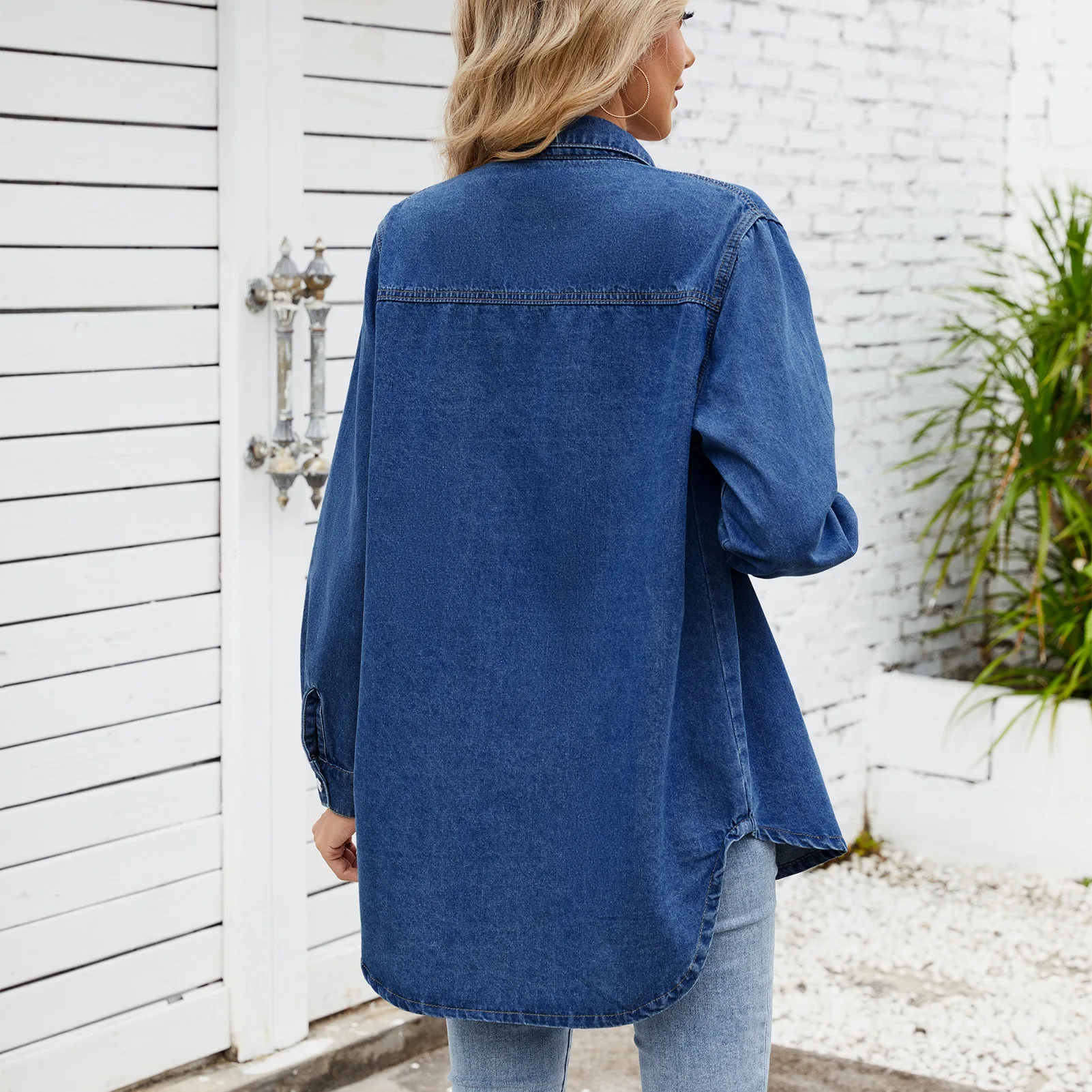 Immagine 7: Camicia da donna in denim lavato stile retrò a maniche lunghe con tasche, modello 2026, outfit casual di tendenza per signore