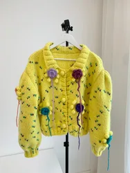 Cardigan en tricot à manches longues avec fleurs jaunes douces, travail manuel, hiver, 2023