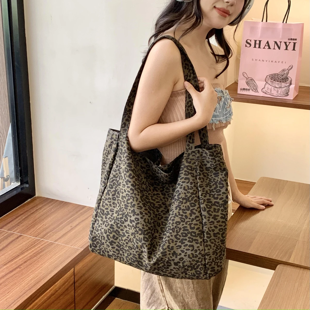 Large capacity leopard canvas bag, fashion trend practical, multi-functional niche shoulder bag