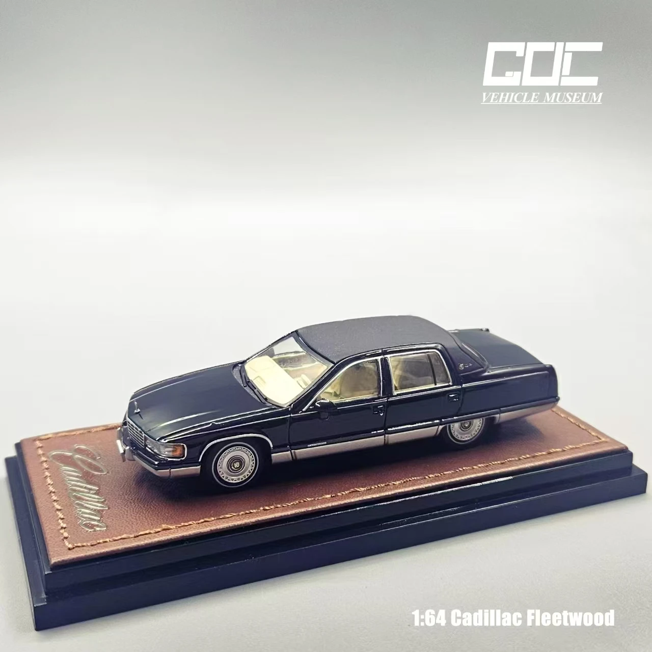 

**Предзаказ ** Литая под давлением модель автомобиля GOC 1:64 Fleetwood Black