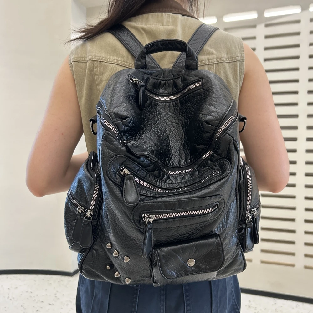 

Original American Retro Motorcycle Women's Bag With Metal Rivets Large Capacity Portable Multifunctional Backpack For Women Tide