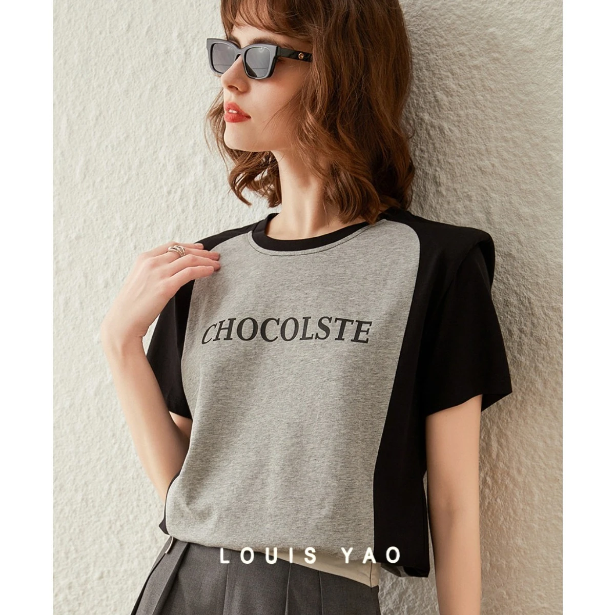

LOUIS YAO Splicing Shoulder Pad Design Women's T-shirt 2025 Summer Letter Pattern Top Fashion Round Neck Short Sleeve Tees