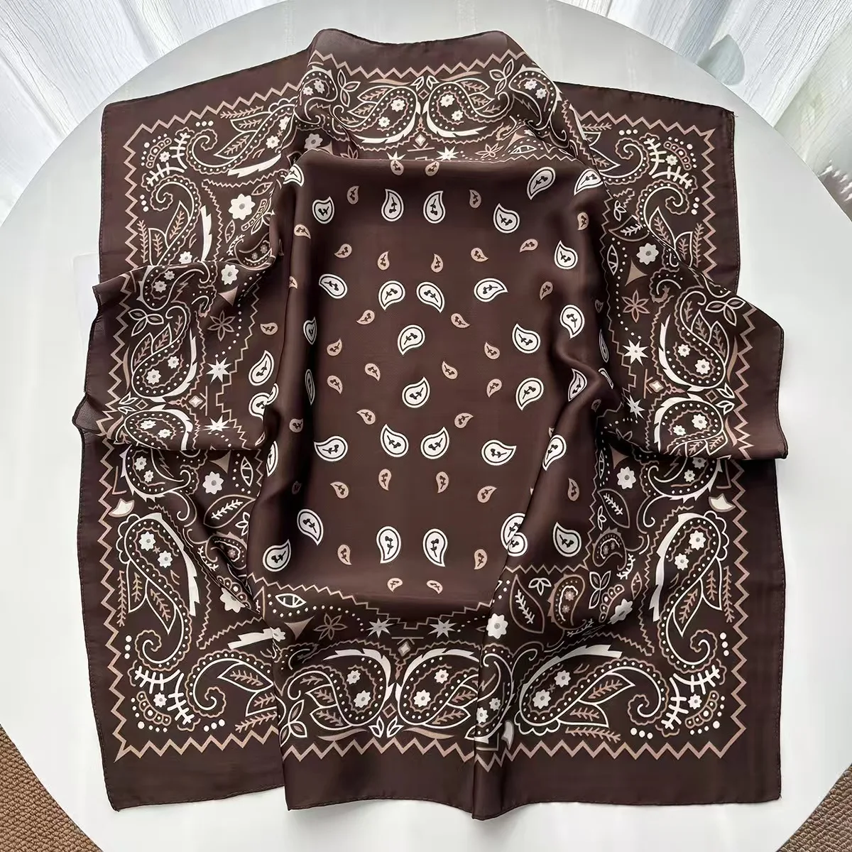 1 Stück modischer Paisley-Bandana-Schal für Damen, leichtes, seidenähnliches Satin-Stirnband, vielseitig einsetzbar für Haare, Hals, Handgelenk, Boho-Stil – Detail 3