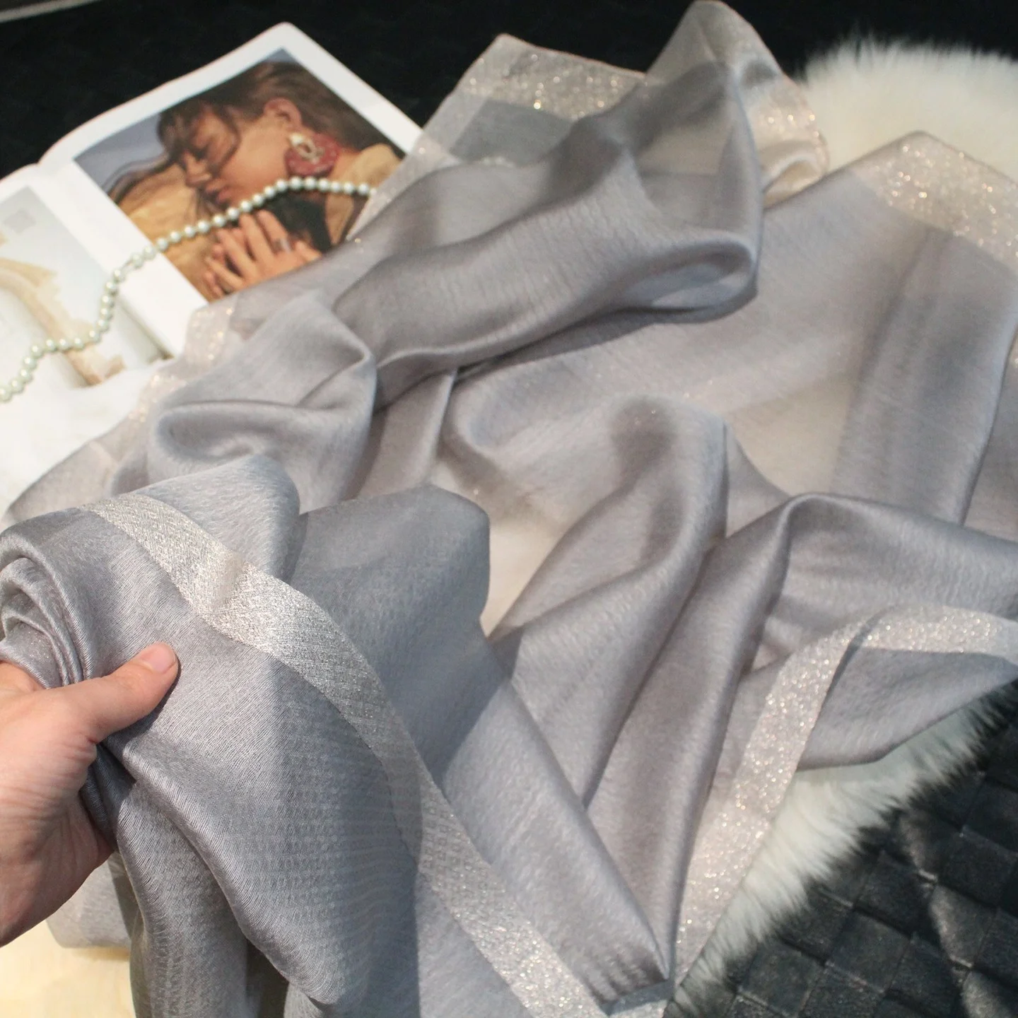 エレガントなグレーのシルクウールスカーフ女性用春夏秋冬季節限定多用途ロングスカーフ中国風チャイナドレスショール