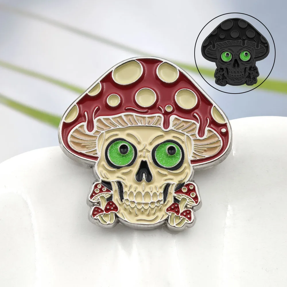 Im Dunkeln leuchtender Pilz-Totenkopf-Emaille-Pin, rote Pilz-Brosche, psychedelische Anstecknadel, Gothic-Halloween-Schmuckgeschenk – Detail 13