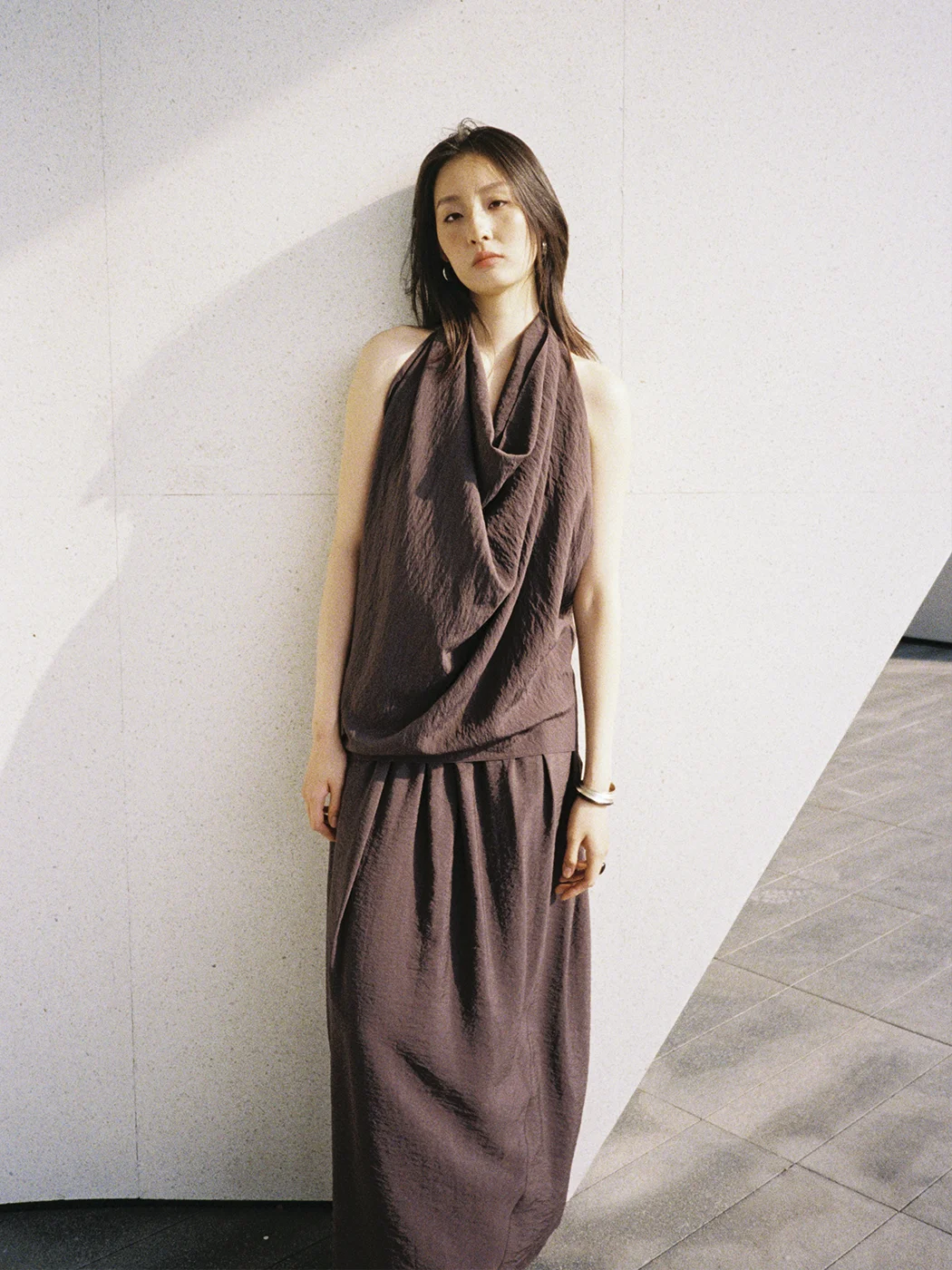 

Шелковый комплект Lesatins: топ с асимметричным вырезом и юбка-миди. Модный летний женский наряд.