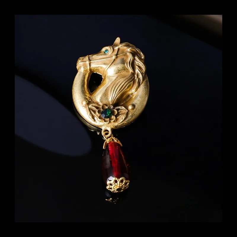 

Брошь в виде головы лошади с микро-алмазами, позолоченное ювелирное изделие в стиле ретро, элегантное, с красными искусственными кристаллами
