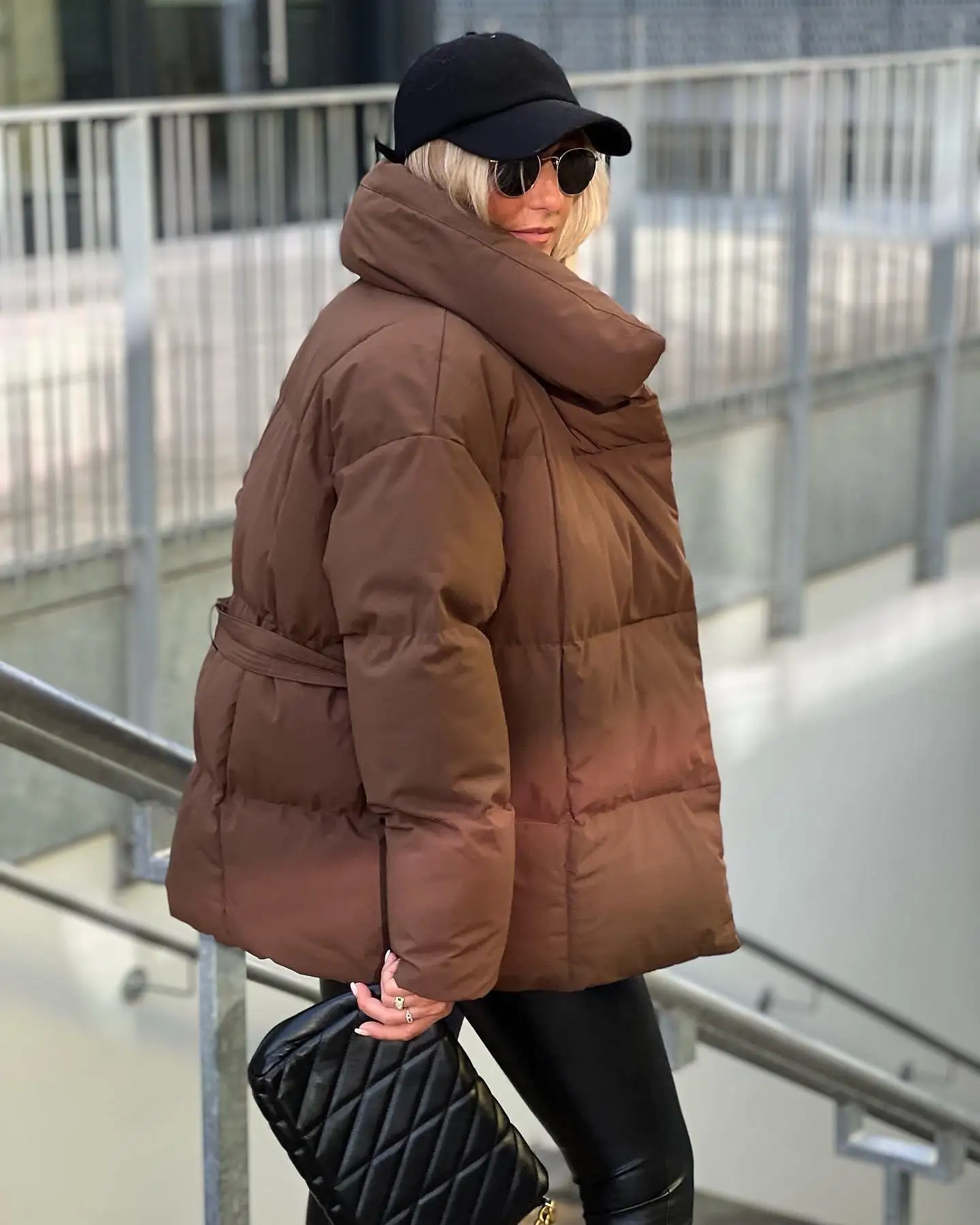 Рисунок 4 - Коричневое замшевое пальто с однобортным поясом