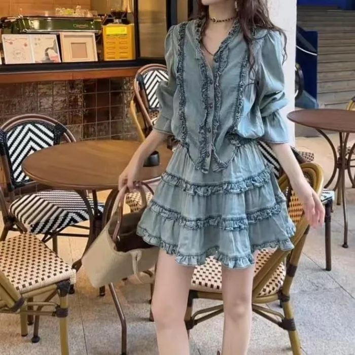 

Весна 2025 г., антивозрастной гонконгский комплект Sle V-Ne Bell Sve Denim irt со плиссированной юбкой, модный женский комплект