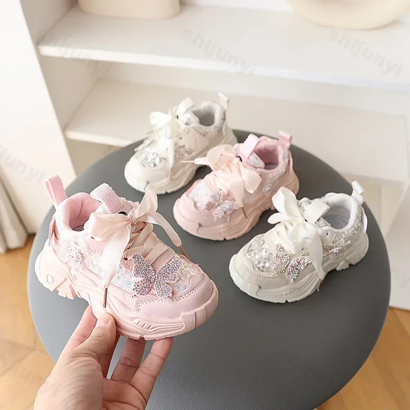 

Детская обувь, новинка 2024, спортивная обувь для маленьких девочек, дышащие уличные нескользящие теннисные кроссовки на мягкой подошве, модные детские кроссовки с бантом