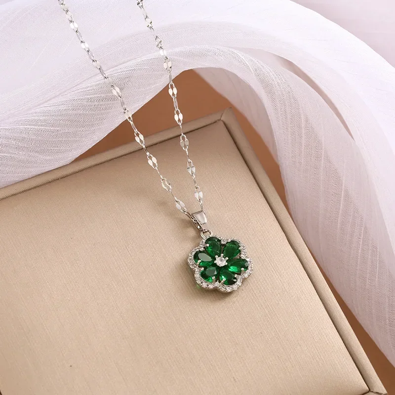 最新のチタン鋼製ライトラグジュアリーレディースネックレスは、ジルコンペンダントを象嵌した五つ葉の花のデザインを特徴としています。