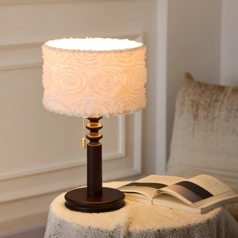 

Medieval Style Table Lamp Three-dimensional Flower Cover Living Room Bedroom Study Restaurant Retro Atmosphere Lighting Fixtures