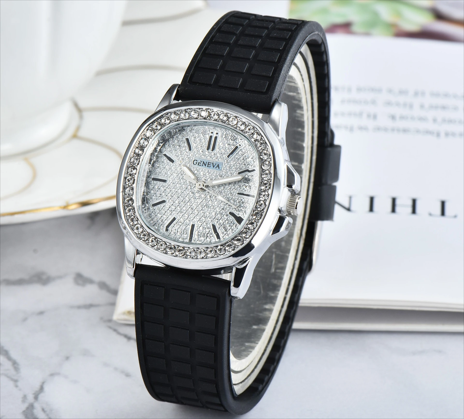 패션 스퀘어 비즈니스 쿼츠 시계 클래식 스트라이프 디자인 다이얼 럭셔리 스테인레스 스틸 밴드 남자 석영 손목 시계