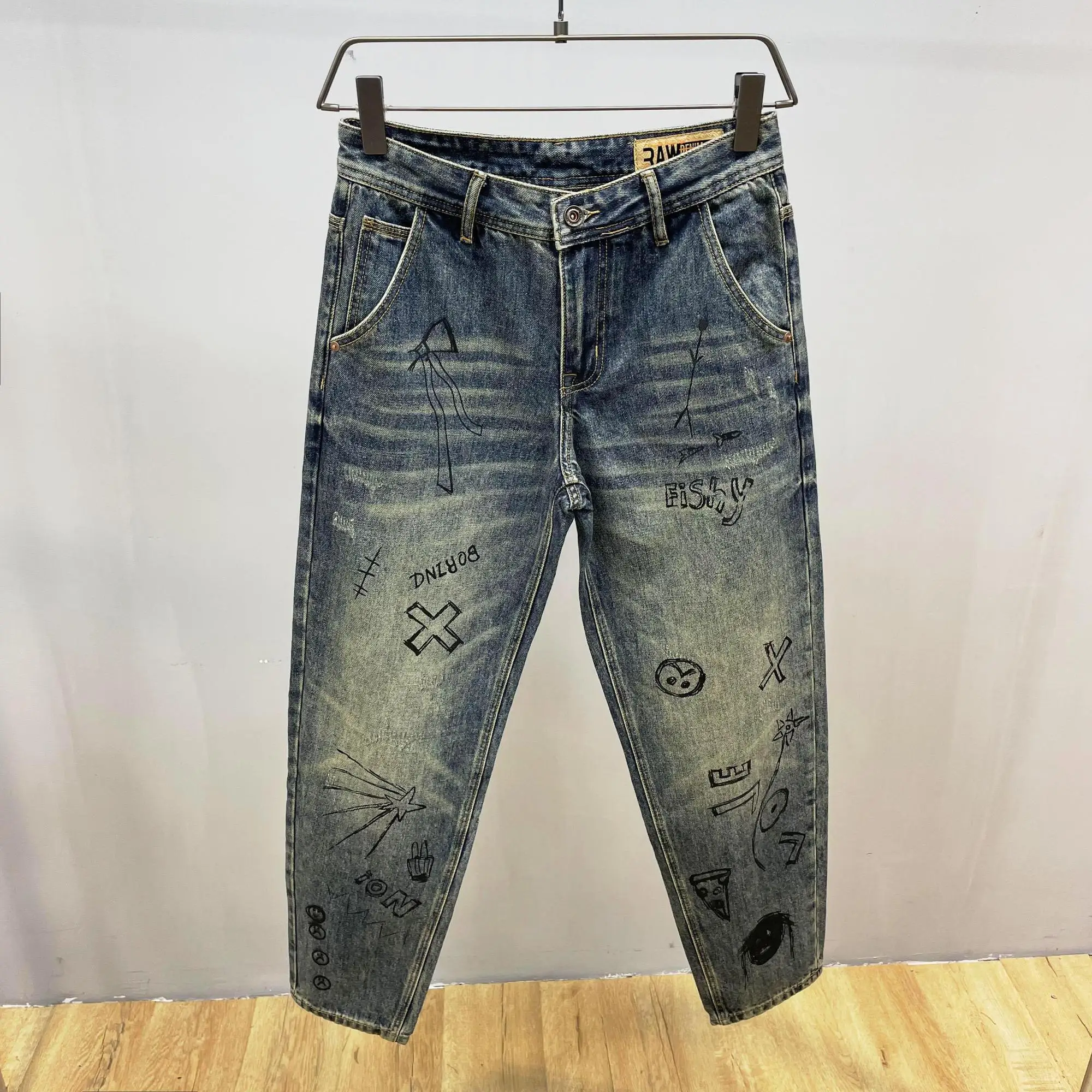 

Мужские джинсы в американском ретро-стиле, свободного кроя, с принтом, повседневные длинные брюки, весенне-осенние, модный дизайн, без эластана.