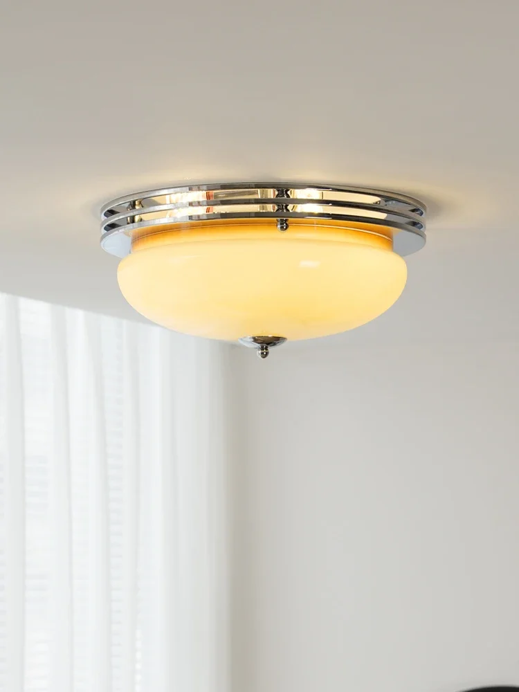 Nowoczesna lampa sufitowa do sypialni w stylu francuskim Bauhaus retro lampa pokojowa kremowa lampa balkonowa ze szkła wiatrowego