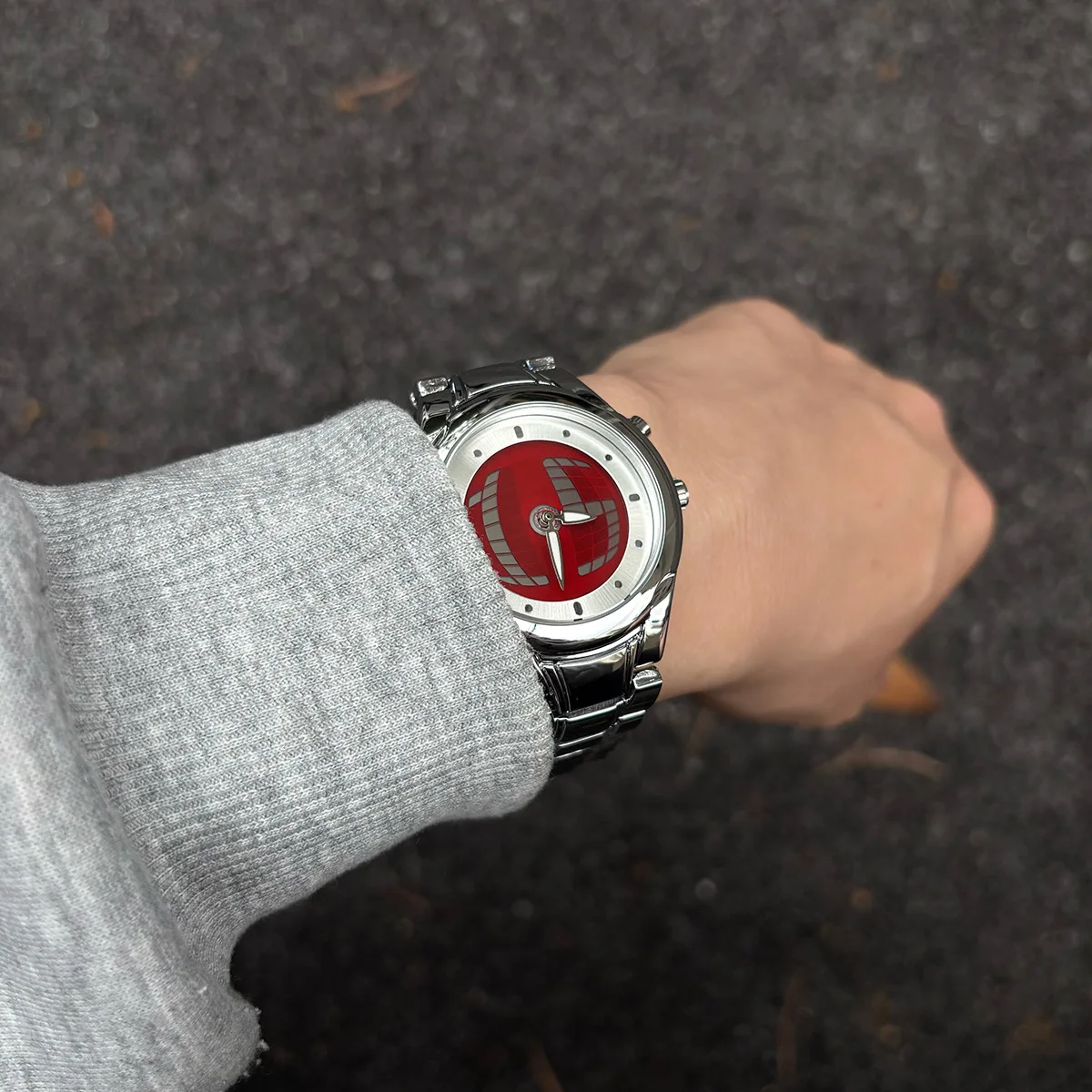 Die Y2k Millennium Dynamic Circular Lucky Number Display Herrenuhr ist eine Nischen-Herrenarmbanduhr