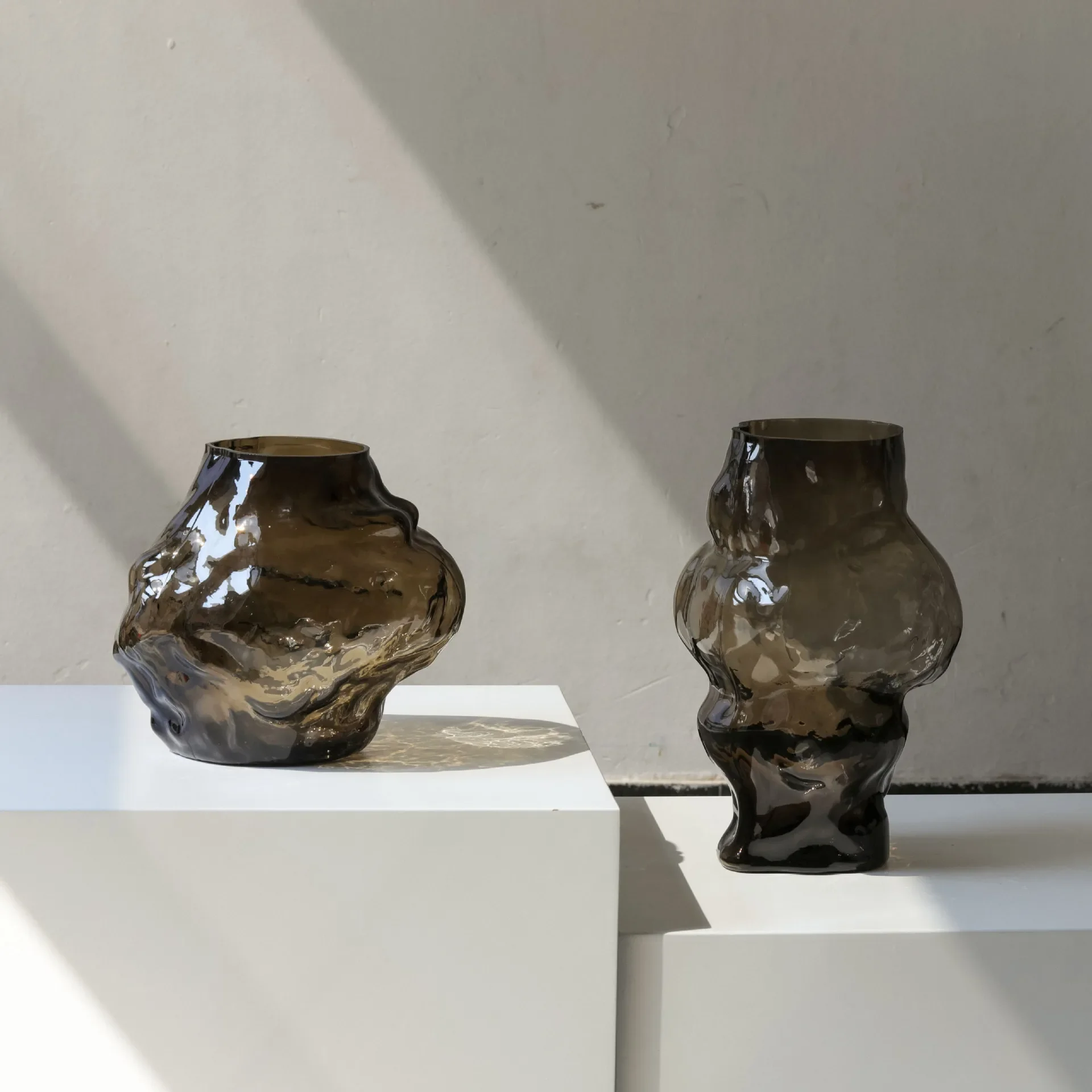 Retro coffee-colored special-shaped glass vase, flower arrangement on the desktop of the living room and bedroom, home decorati