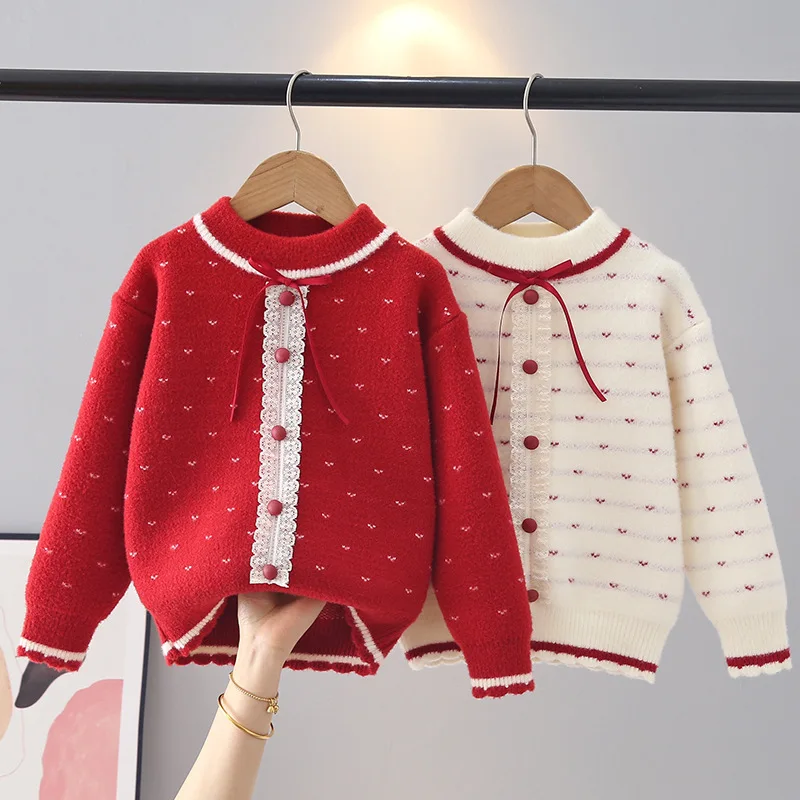 

Вязаные свитера с бантом и кружевом и оборками для девочек, вязаный крючком пуловер с длинными рукавами и пуговицами в форме сердца, детский трикотаж, вязаные топы IY12232