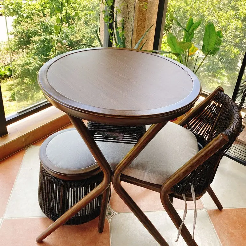 

The balcony small table and chairs are combined with a mini coffee table, a simple reading and leisure area